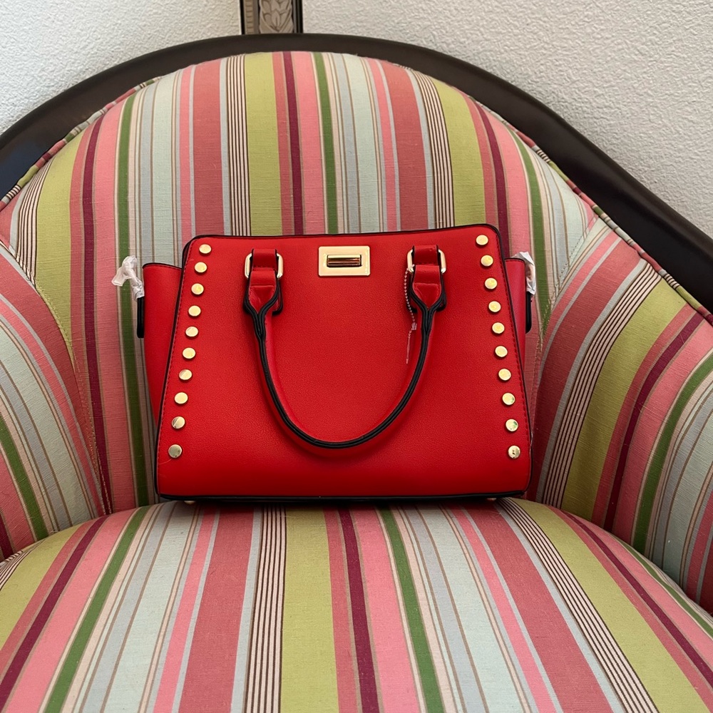 🟢🟢Red mid-sized purse.🟢🟢